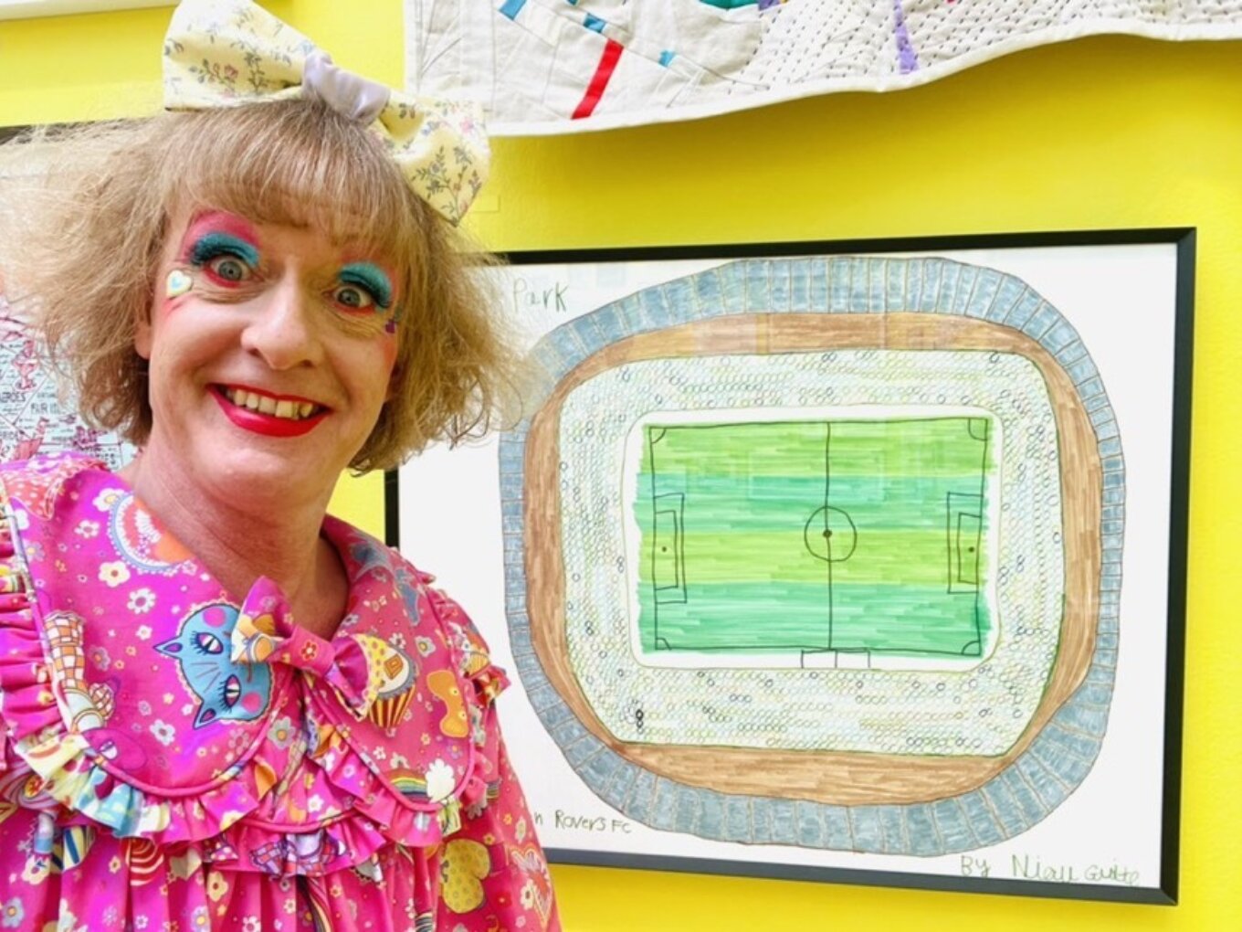 Grayson Perry in front of a Niall Guite drawing