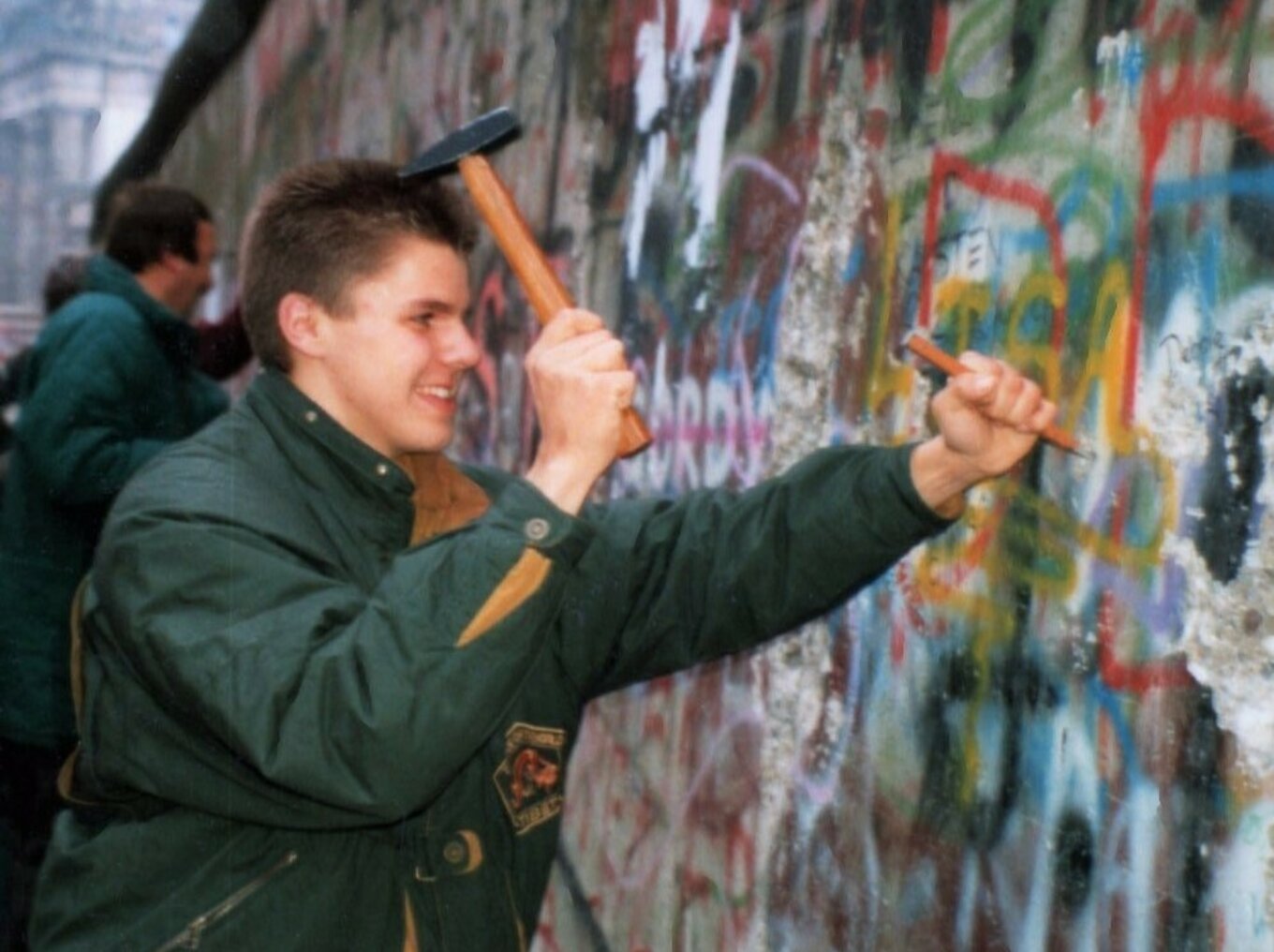 Mauerspecht Andree Werder im November 1989 an der Berliner Mauer