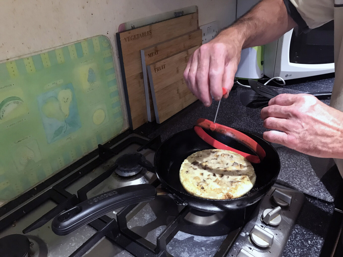 Cooking an omlette with a silicone ring