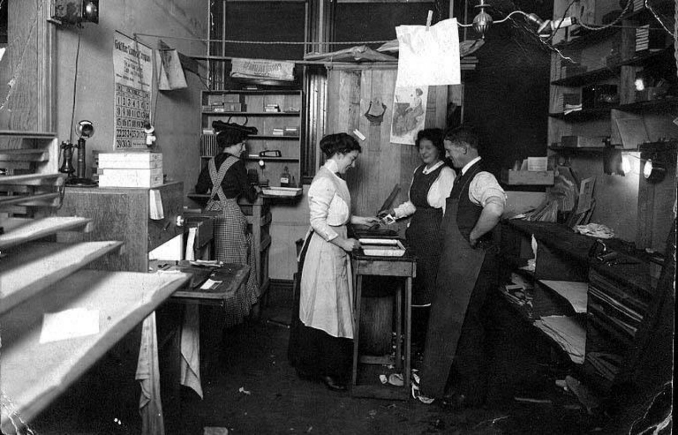 Three women and a man working in a photography darkroom Washington 1911 INDOCC 546